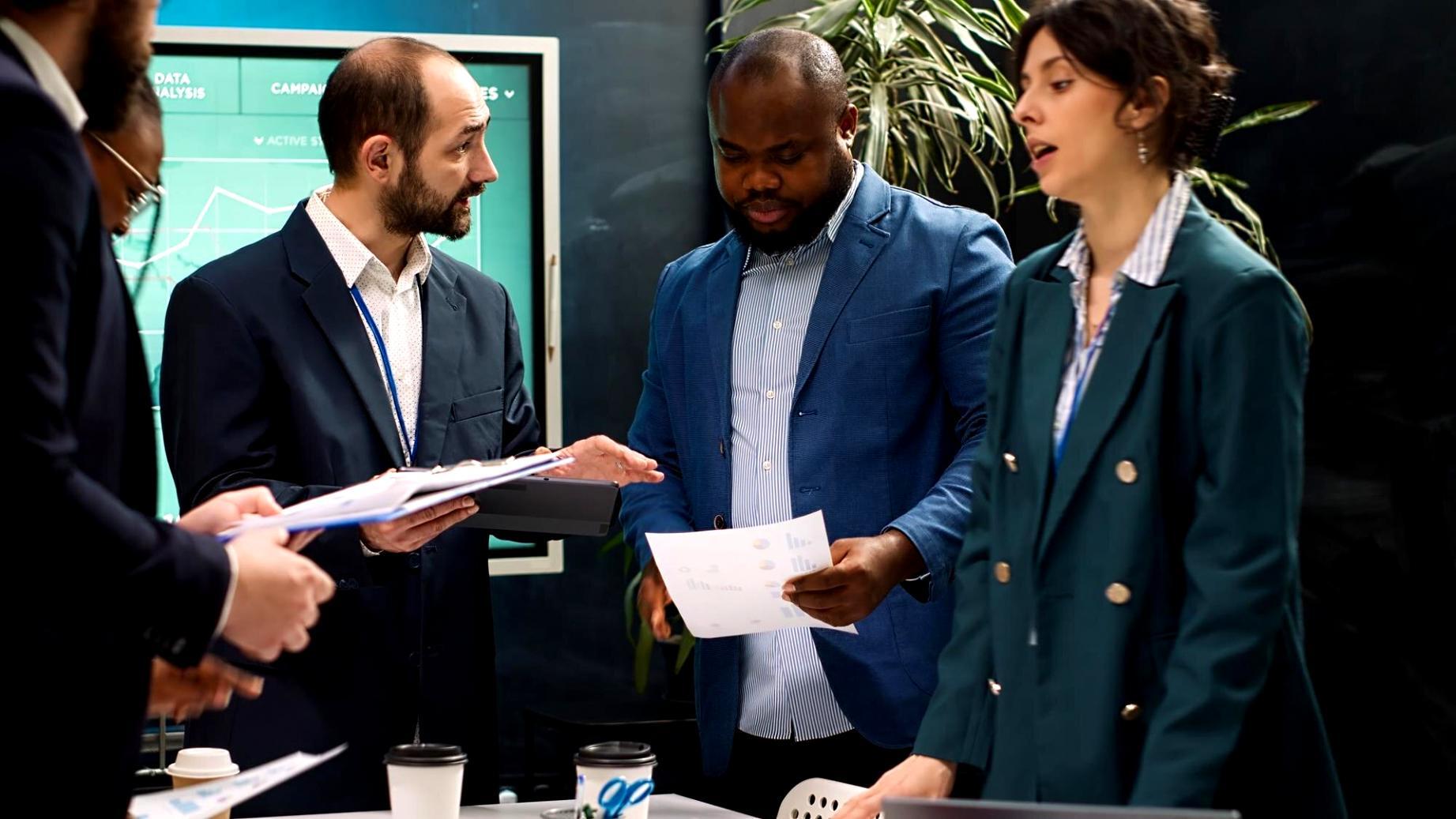 Espacio de trabajo moderno con análisis financiero y herramientas de automatización presupuestaria